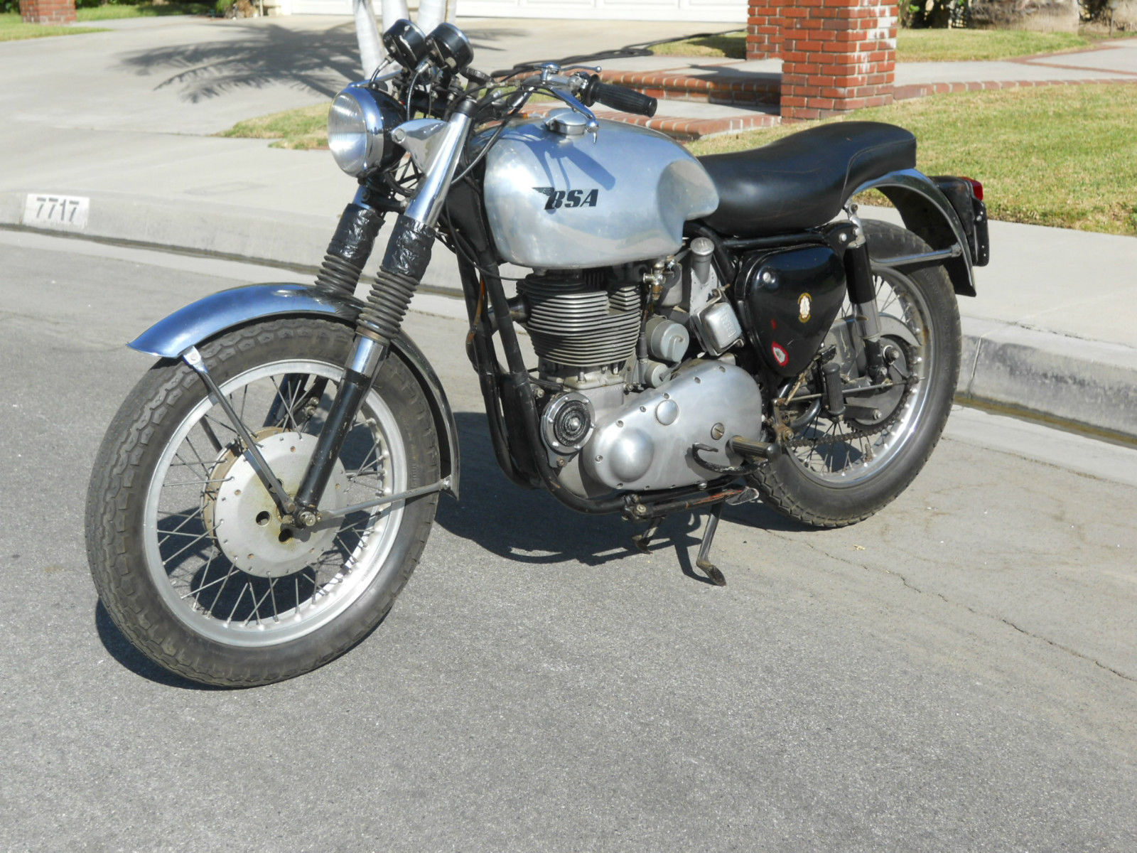 1960 BSA Gold Star DBD34 - Bike-urious