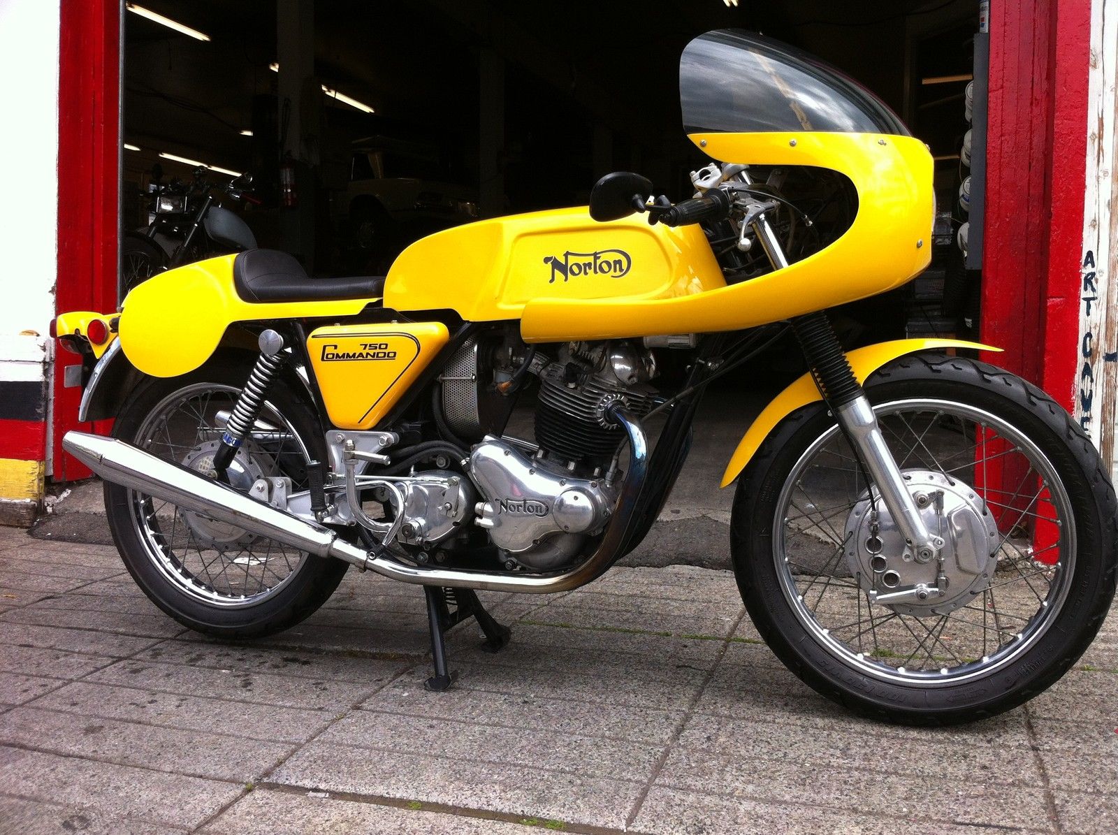 Dunstall Racer - 1972 Norton 750 Commando - Bike-urious