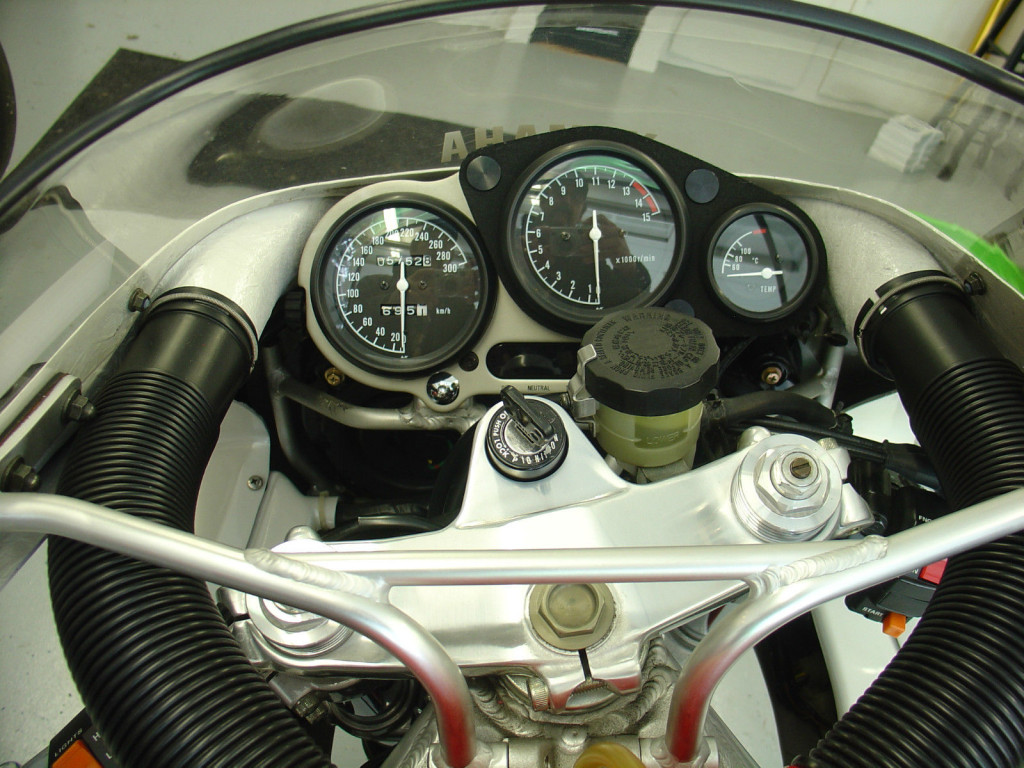 Yamaha FZR750R OWO1 - Cockpit