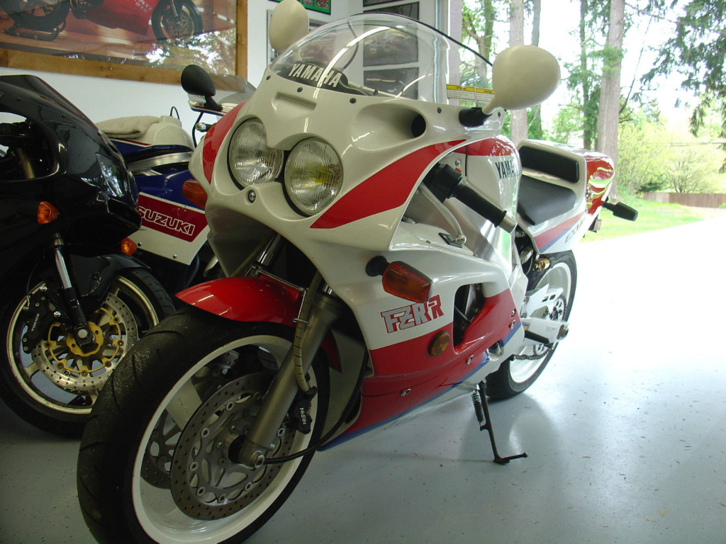 Yamaha FZR750R OWO1 - Front Left