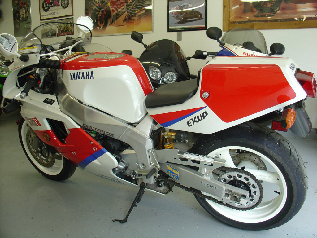 Yamaha FZR750R OWO1 - Rear Left