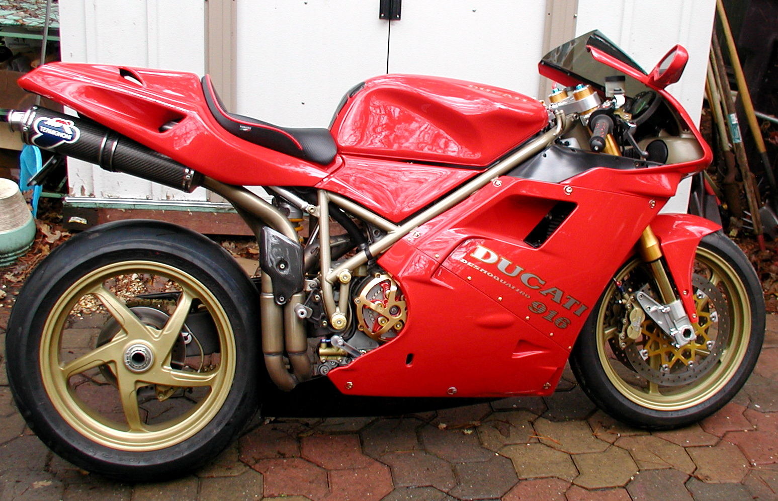 ducati-916-right-side-bike-urious