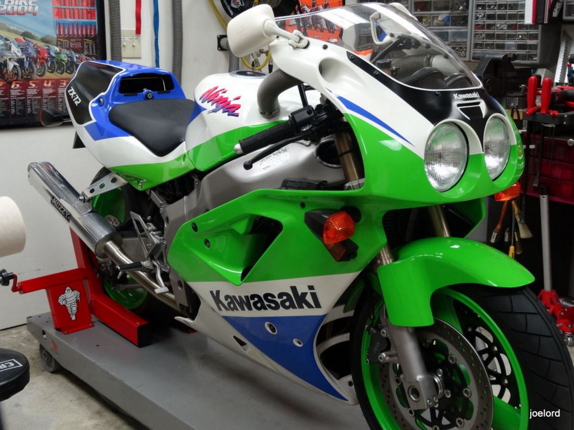 Kawasaki Ninja ZX-7RR K2 – Front Right | Bike-urious