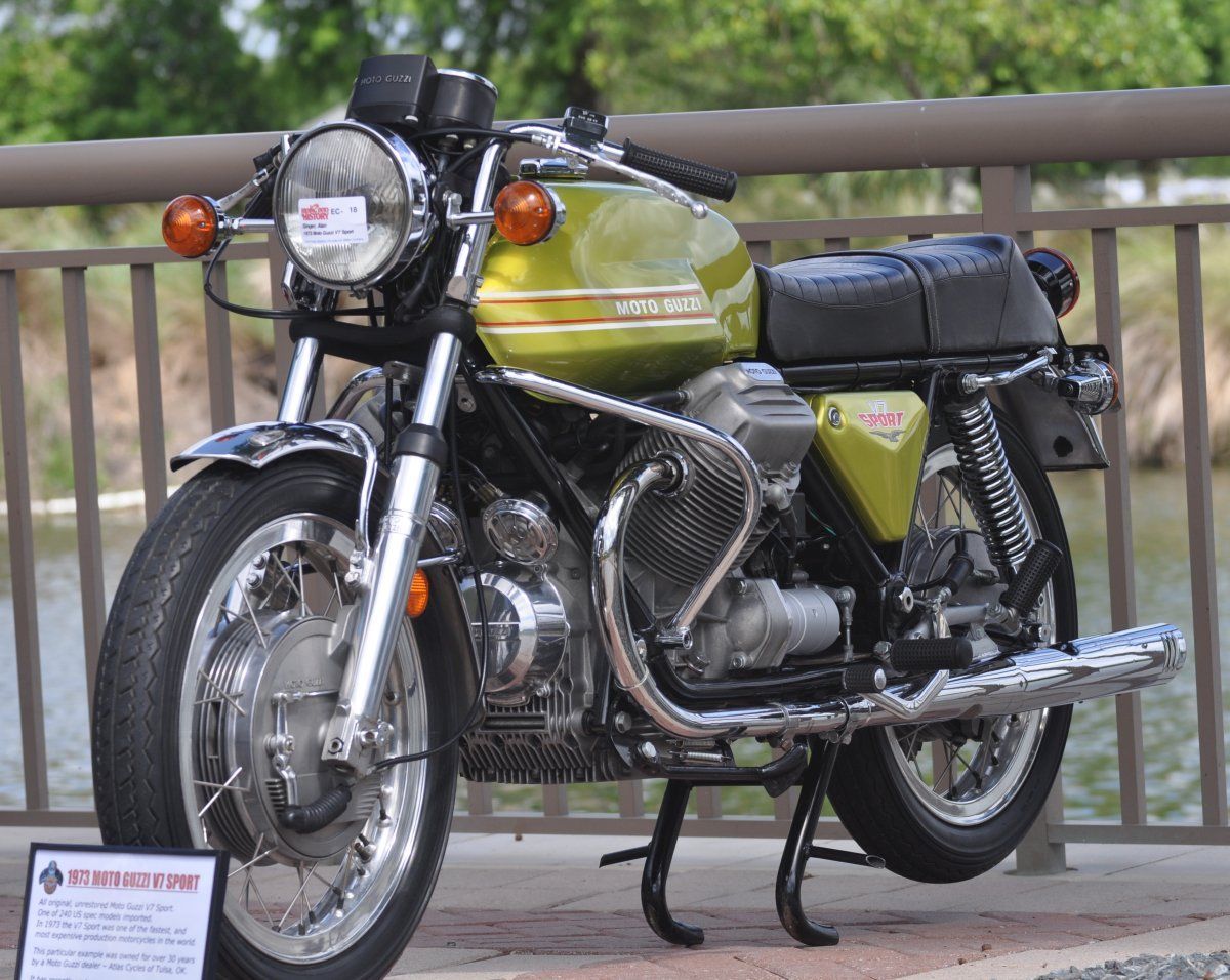 Moto Guzzi V7 Sport - Front Left | Bike-urious