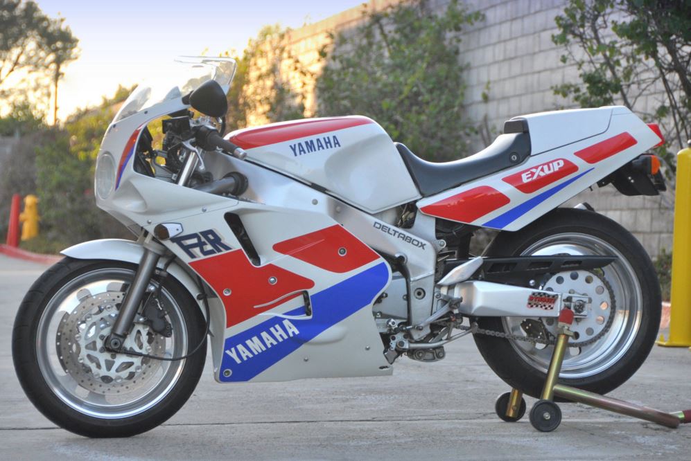 Yamaha FZR1000 – Left Side | Bike-urious